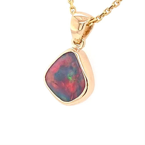 Vedhæng med en ægte solid opal fra vores mine i Lightning Ridge, Australien indfattet i 14 karat guld. Opalen er 1,58 ct, og bodytone er N2.