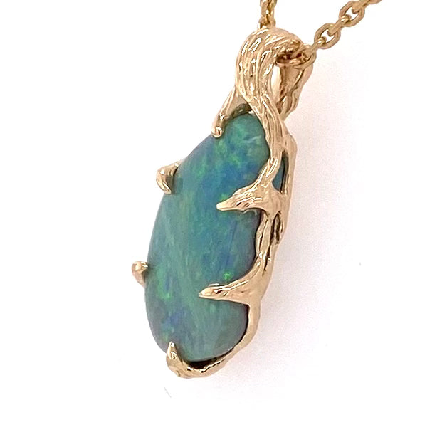 Vedhæng med en ægte solid opal fra vores mine i Lightning Ridge, Australien indfattet i 14 karat guld. Opalen er 3,55 ct, og bodytone er N5/N6.