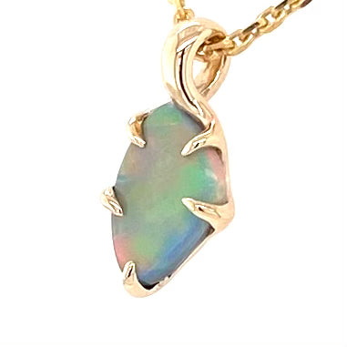 Vedhæng med en ægte solid opal fra vores mine i Lightning Ridge, Australien indfattet i 14 karat guld. Opalen er 0,89 ct, og bodytone er N4/N5.