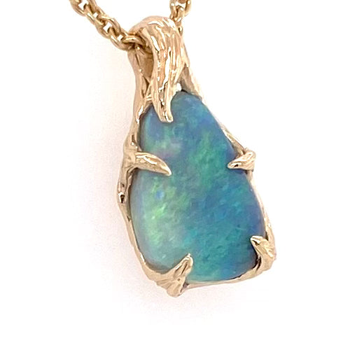 Vedhæng med en ægte solid opal fra vores mine i Lightning Ridge, Australien indfattet i 14 karat guld. Opalen er 2,47 ct, og bodytone er N5/N6.