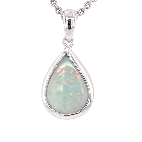 Vedhæng med en ægte solid krystal opal fra Australien indfattet i rhodineret sterling sølv.