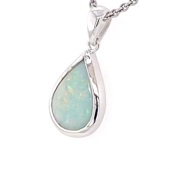 Vedhæng med en ægte solid krystal opal fra Australien indfattet i rhodineret sterling sølv.