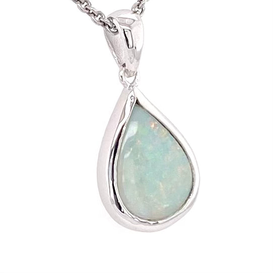 Vedhæng med en ægte solid krystal opal fra Australien indfattet i rhodineret sterling sølv.