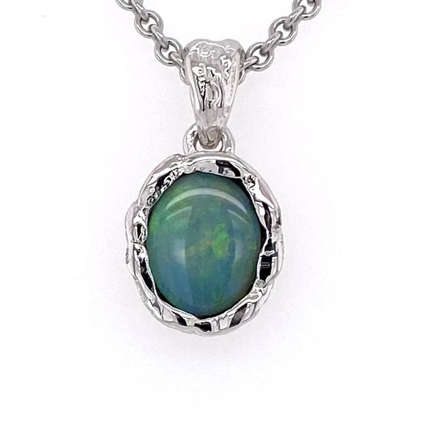 Vedhæng med en ægte solid krystal opal fra Australien indfattet i et rustikt vedhæng med organiske former i sterling sølv.