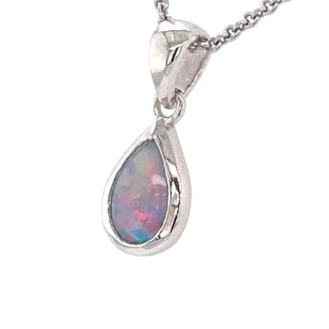 Vedhæng med en ægte solid krystal opal fra Australien indfattet i rhodineret sterling sølv.