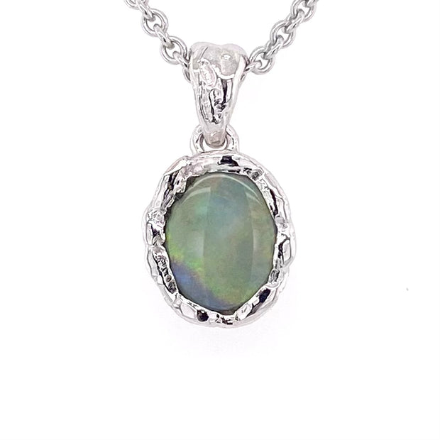 Vedhæng med en ægte solid krystal opal fra Australien indfattet i et rustikt vedhæng med organiske former i sterling sølv.