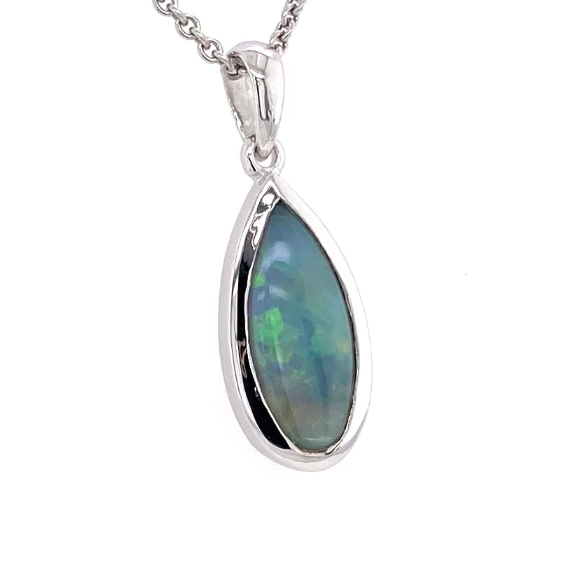 Vedhæng med en ægte solid krystal opal fra Australien indfattet i rhodineret sterling sølv.