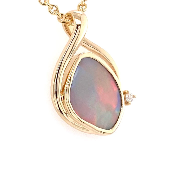 Vedhæng med en ægte solid opal fra vores mine i Lightning Ridge, Australien indfattet i 14 karat guld. Opalen er 3,00 ct, og bodytone er N7. Diamanten er 0,03 ct w/si.