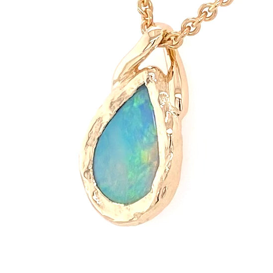 Vedhæng med en ægte solid opal fra vores mine i Lightning Ridge, Australien indfattet i 14 karat guld. Bodytone er N7.