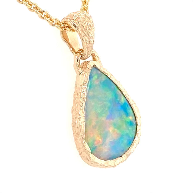 Vedhæng med en ægte solid krystal opal fra Australien indfattet i 14 karat guld. Opalen er 3,25 ct.