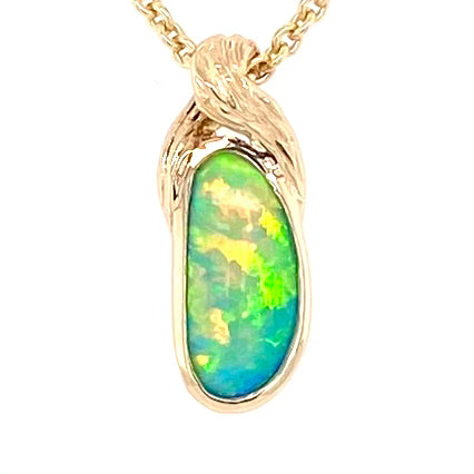 Vedhæng med en ægte solid krystal opal fra Australien indfattet i 14 karat guld. Opalen er 0,88 ct.