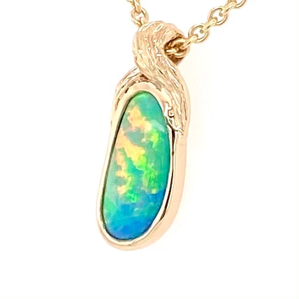 Vedhæng med en ægte solid krystal opal fra Australien indfattet i 14 karat guld. Opalen er 0,88 ct.