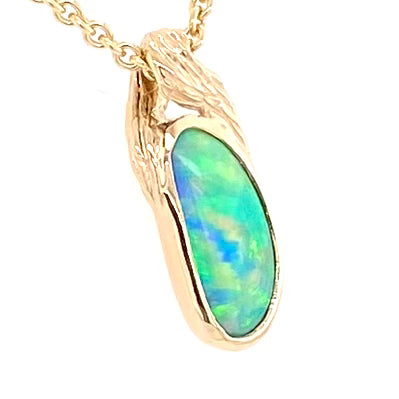 Vedhæng med en ægte solid krystal opal fra Australien indfattet i 14 karat guld. Opalen er 0,88 ct.