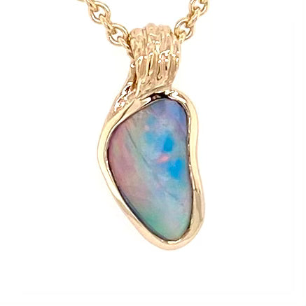 Vedhæng med en ægte solid krystal opal fra Australien indfattet i 14 karat guld.