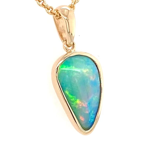 Vedhæng med en ægte solid krystal opal fra Australien indfattet i 14 karat guld. Opalen er 1,37 ct.