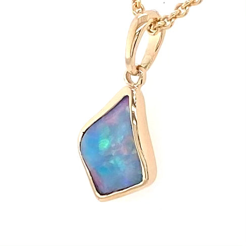 Vedhæng med en ægte solid krystal opal fra Australien indfattet i 14 karat guld.