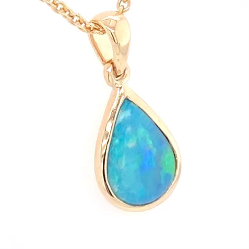 Vedhæng med en ægte solid krystal opal fra Australien indfattet i 14 karat guld.