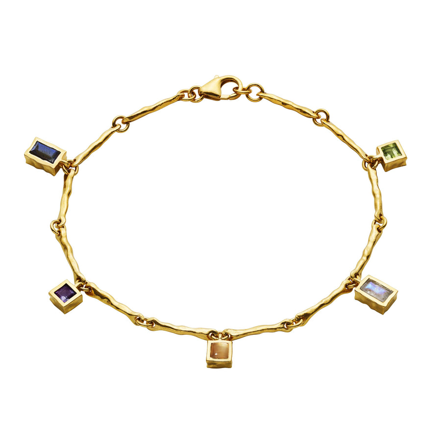Apsara armbånd fra Maanesten i forgylt sterling sølv med 5 vedhæng af farvede sten.