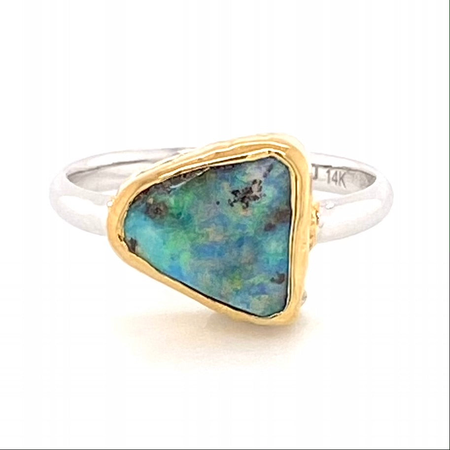 Ring med ægte solid boulder opal fra Australien indfattet i 14 karat guld og båndet er lavet af sterling sølv. Kommer med certifikat.