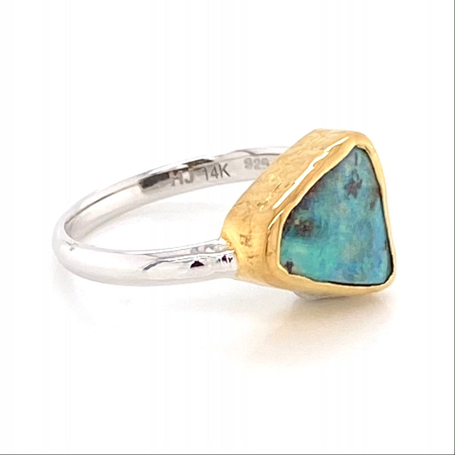 Ring med ægte solid boulder opal fra Australien indfattet i 14 karat guld og båndet er lavet af sterling sølv. Kommer med certifikat.