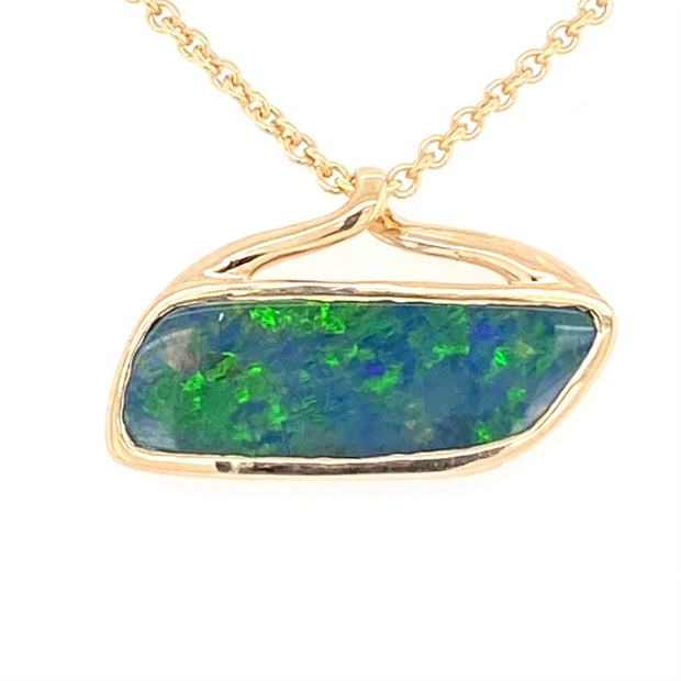 Opal vedhæng med en ægte doublet opal fra Australien. Opalen er sat i 9 karat guld.