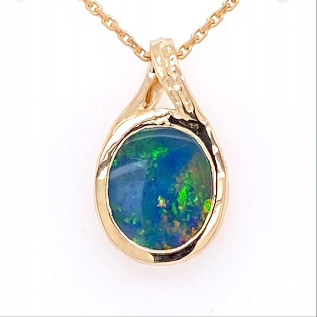 Vedhæng med en ægte doublet opal fra Australien sat i 14 karat guld.