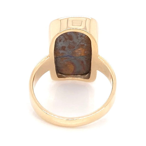 Ring med ægte solid boulder opal fra Australien indfattet i 14 karat guld. Ringen kommer med oprindelses certifikat.