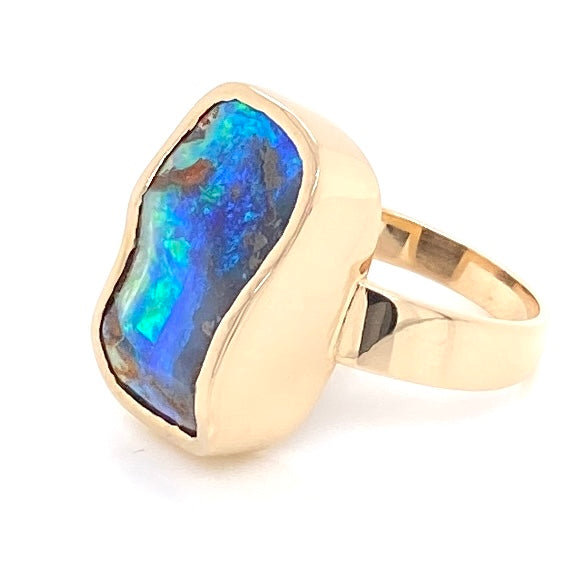 Ring med ægte solid boulder opal fra Australien indfattet i 14 karat guld. Ringen kommer med oprindelses certifikat.