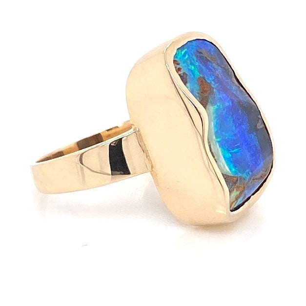 Ring med ægte solid boulder opal fra Australien indfattet i 14 karat guld. Ringen kommer med oprindelses certifikat.