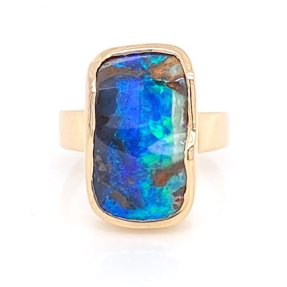 Ring med ægte solid boulder opal fra Australien indfattet i 14 karat guld. Ringen kommer med oprindelses certifikat.