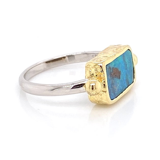 Ring med ægte solid boulder opal fra Australien indfattet i 14 karat guld og båndet er lavet af sterling sølv. Kommer med certifikat.