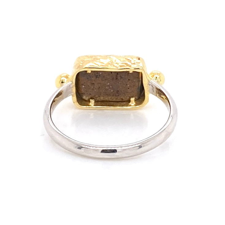 Ring med ægte solid boulder opal fra Australien indfattet i 14 karat guld og båndet er lavet af sterling sølv. Kommer med certifikat.