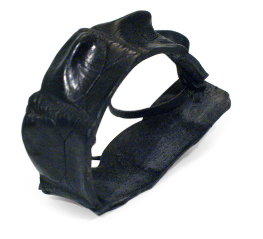 Armbånd lavet af australsk saltvands krokodille. Bredde er ca 15 mm og længde er ca 20-22 mm.