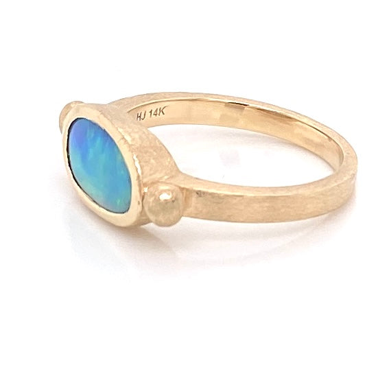 Ring med solid opal fra Australien i 14 karat guld. Kommer med certifikat.