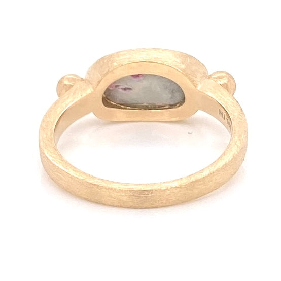 Ring med solid opal fra Australien i 14 karat guld. Kommer med certifikat.