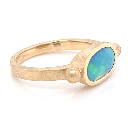 Ring med solid opal fra Australien i 14 karat guld. Kommer med certifikat.