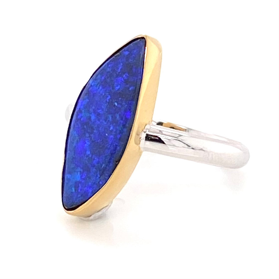 Ægte solid boulder opal fra Australien indfattet i 18 kt. guld med sterling sølv bånd.