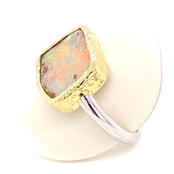 Ring med ægte solid boulder opal fra Australien indfattet i 14 karat guld og båndet er lavet af sterling sølv. Kommer med certifikat.