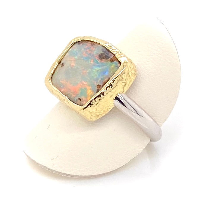 Ring med ægte solid boulder opal fra Australien indfattet i 14 karat guld og båndet er lavet af sterling sølv. Kommer med certifikat.