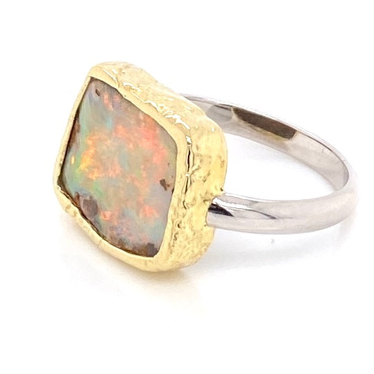 Ring med ægte solid boulder opal fra Australien indfattet i 14 karat guld og båndet er lavet af sterling sølv. Kommer med certifikat.