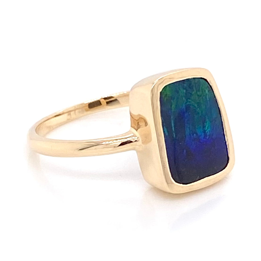 Ægte solid boulder opal fra Australien indfattet i 14 karat guld. Ringen kommer med oprindelses certifikat
