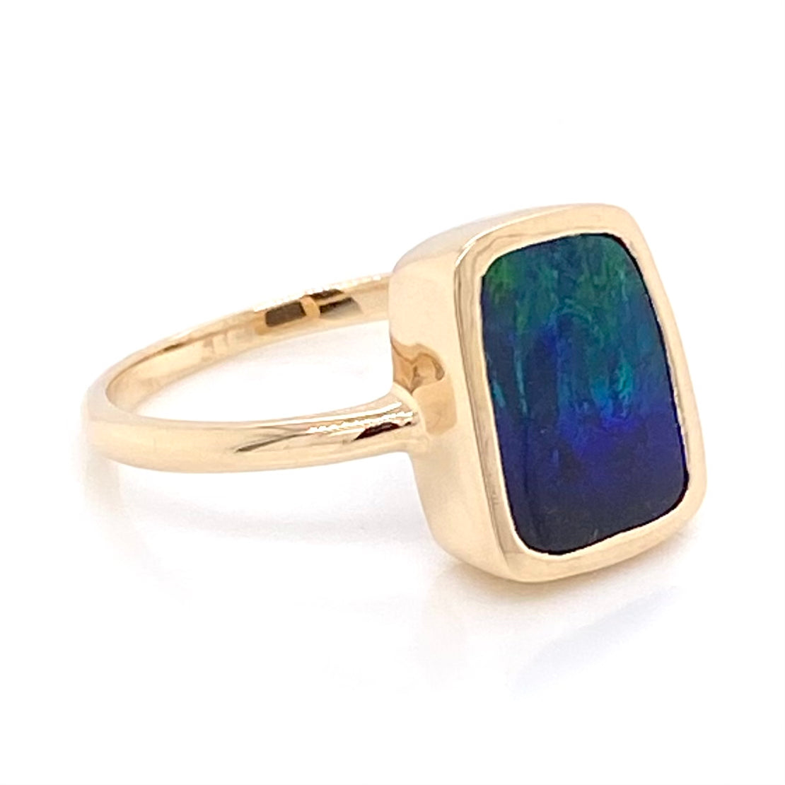 Ægte solid boulder opal fra Australien indfattet i 14 karat guld. Ringen kommer med oprindelses certifikat