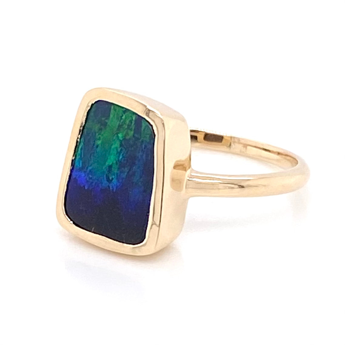 Ægte solid boulder opal fra Australien indfattet i 14 karat guld. Ringen kommer med oprindelses certifikat