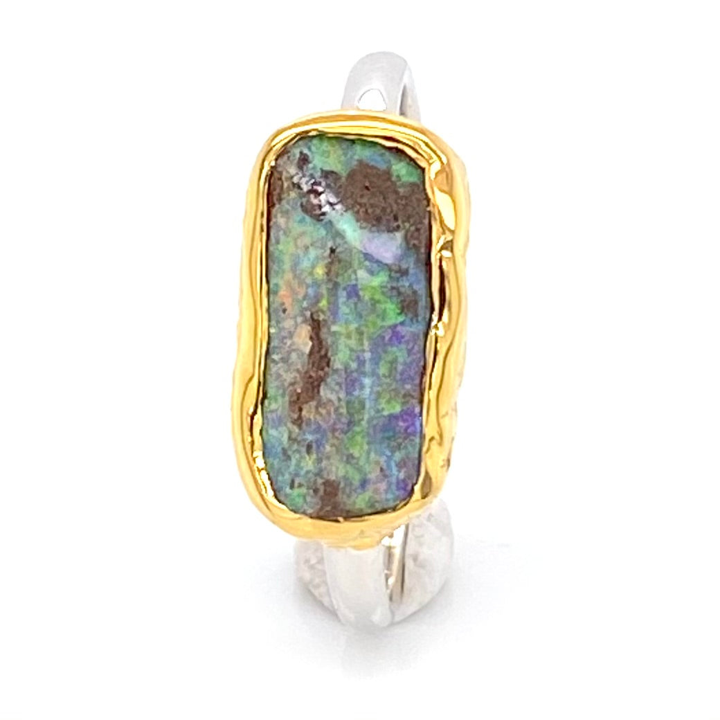 Ring med ægte solid boulder opal fra Australien indfattet i 14 karat guld med sterling sølv bånd.
