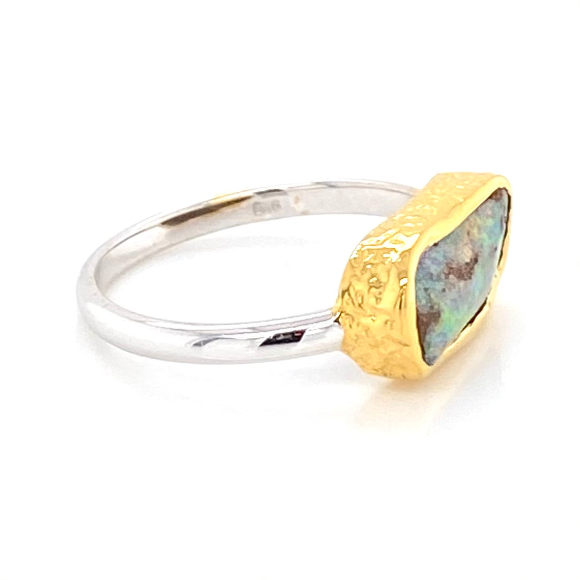 Ring med ægte solid boulder opal fra Australien indfattet i 14 karat guld med sterling sølv bånd.