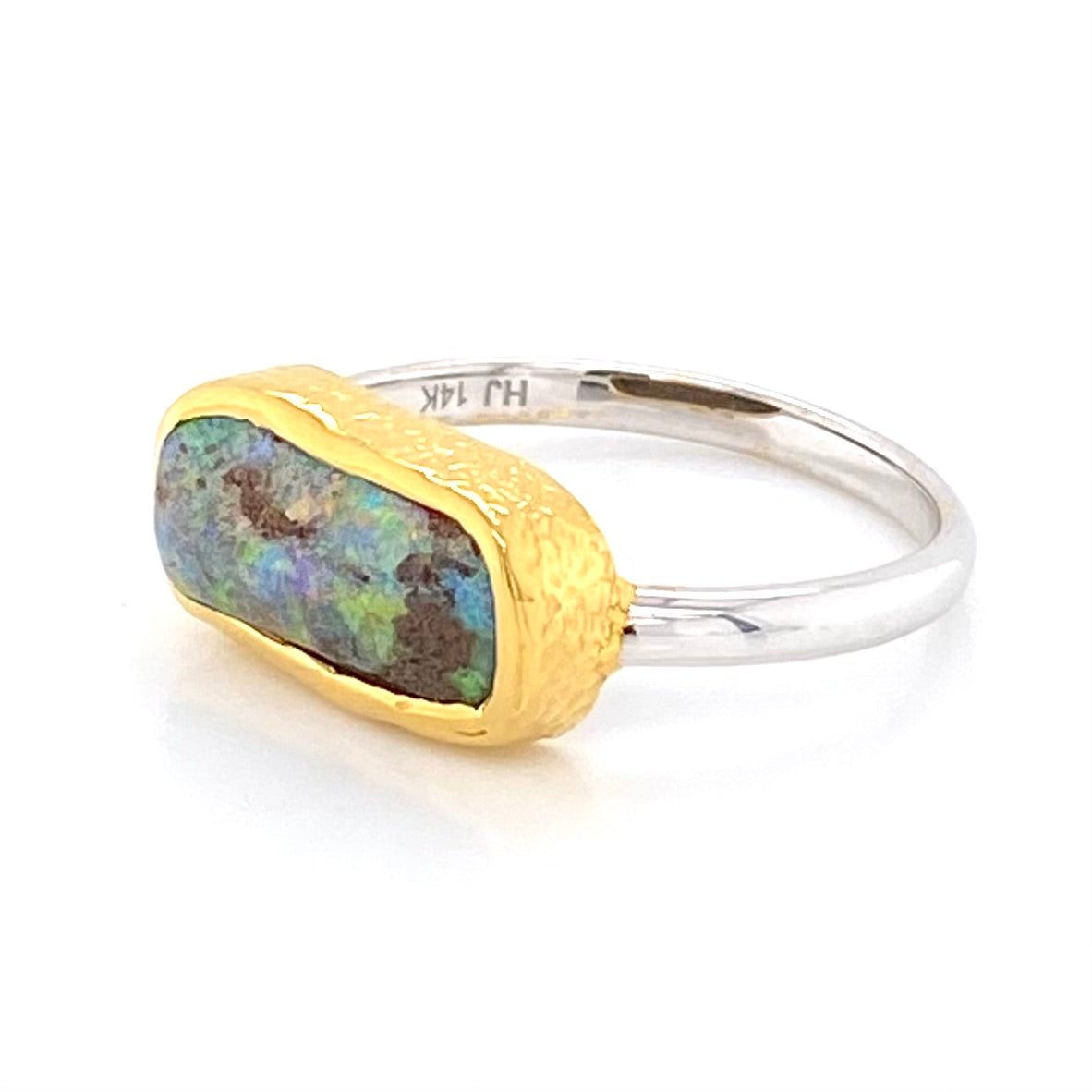 Ring med ægte solid boulder opal fra Australien indfattet i 14 karat guld med sterling sølv bånd.