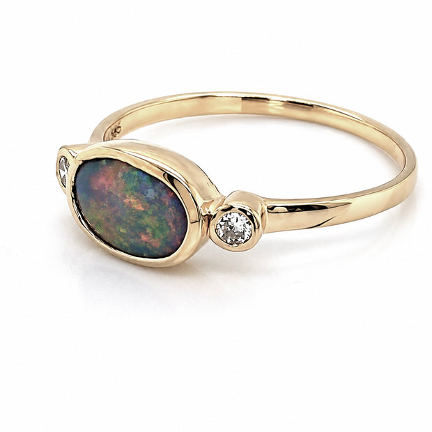 Ring med en ægte solid opal fra vores egen mine i Lightning Ridge, Australien. Indfattet i blankt 14 karat guld. Opalen vejer 0,79 ct., og der er isat 2x 0,03 ct. W/SI diamanter.