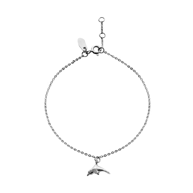 Dolly armbånd fra Maanesten i sterling sølv med lille delfin vedhæng. Justerbar i 3 længder.
