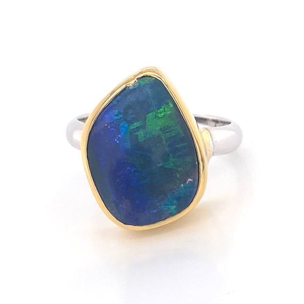 Ring med ægte solid boulder opal fra Australien indfattet i 14 karat guld og båndet er lavet af sterling sølv. Kommer med certifikat.