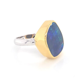 Ring med ægte solid boulder opal fra Australien indfattet i 14 karat guld og båndet er lavet af sterling sølv. Kommer med certifikat.